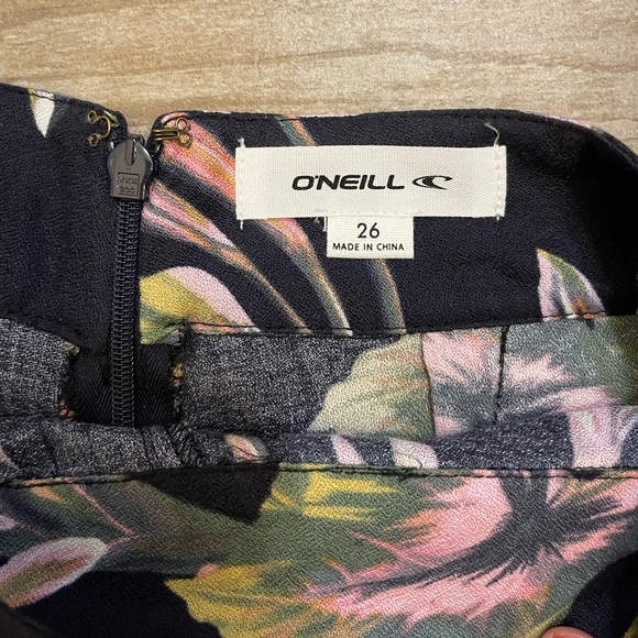 BNWT O’Neill Raven Tropical Floral Shorts - Picture 5 of 7